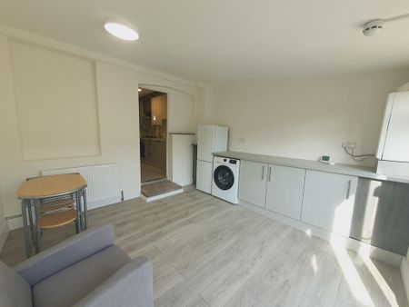 1 bedroom in a house share to rent - Photo 3