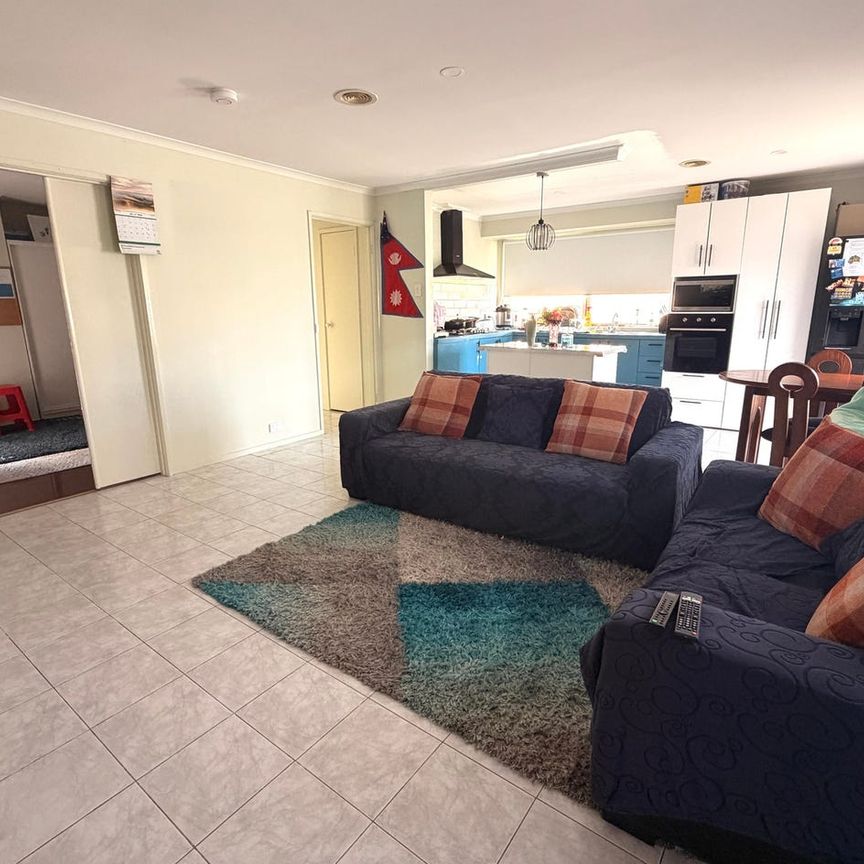 WELL PRESENTED 3 BEDROOM HOME IN SOUGHT AFTER LOCATION! - Photo 1