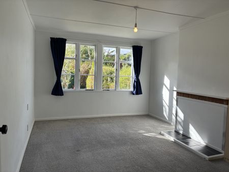 Sunny 2 bedroom Gem with big backyard! - Photo 2