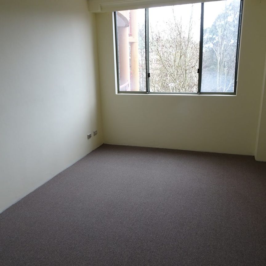 ***Modern 3 Bright & Sunny Bedrooms With Open View*** - Photo 1