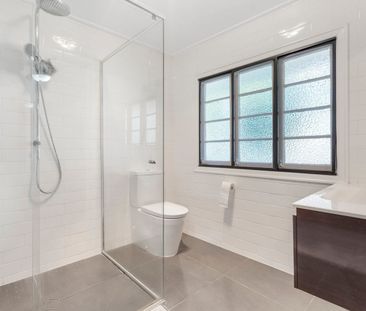 Well presented family home - Photo 3