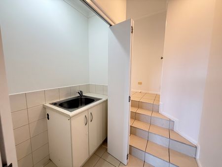 Newly Refurbished 3-Bedroom Duplex Townhouse - Photo 5