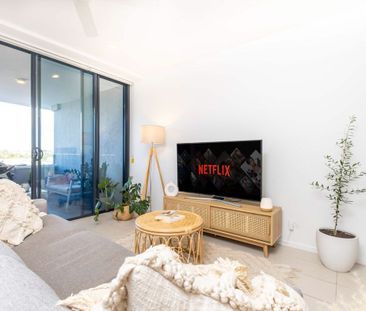 Stylish one bedroom unit plus a multi purpose room and secure car p... - Photo 2