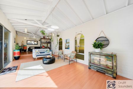 PERFECT LOCATION! - Photo 4