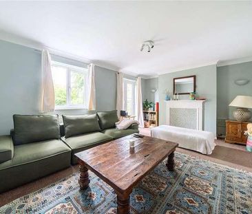 Fairholme Gardens, Farnham, Surrey, GU9 - Photo 3