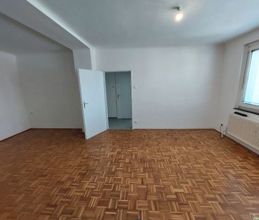 Sanierte 2-Raum - Wohnung mit Loggia und Lift im Stadtzentrum von A... - Photo 4