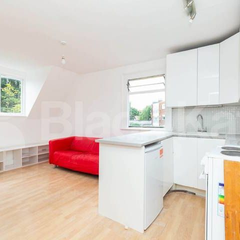 Top floor one double bedroom flat conveniently located close to transport - Photo 1