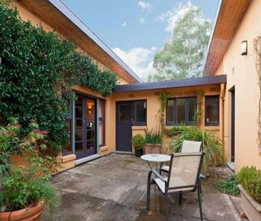 Uniquely designed 4 bedroom house surrounded by beautiful views - Photo 2