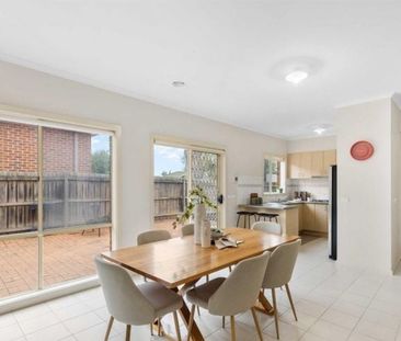 THREE BEDROOM TOWNHOUSE - Photo 4