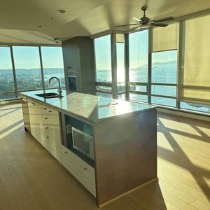 Luxurious Downtown 3-Bedroom Apartment with Stunning Views - Photo 2