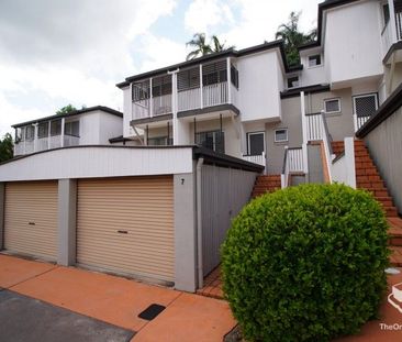 Furnished Private Townhouse Just 500m from Toowong Village - Photo 2