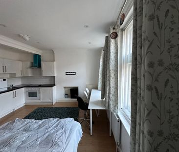 Studio Flat, Chiswick High Road, W4 - Photo 5