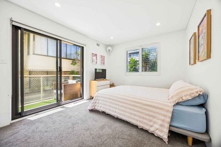 Modern 3 Bedroom Apartment in Ideal Bondi Beach Position with LUG - Photo 2