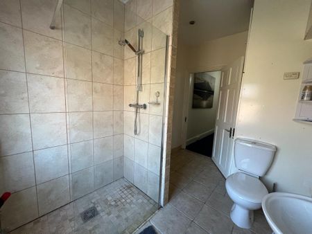 1 bedroom in a house share to rent - Photo 2