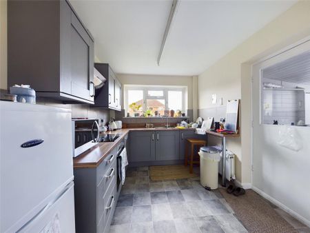 3 bedroom semi-detached house to rent - Photo 5