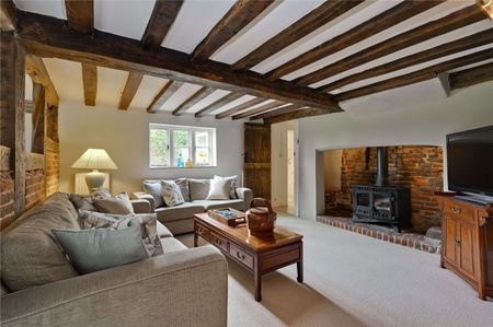 Charming Grade II listed period property dating back to 1607, beautifully refurbished to an excellent standard. - Photo 3