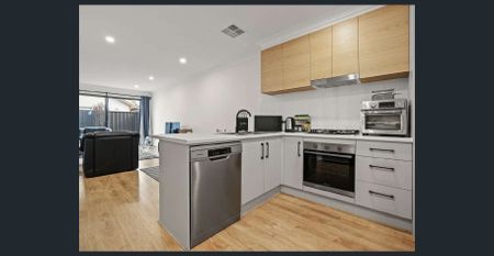 Look No Further ~ 2 Bedroom Townhouse ~ Prime Location! - Photo 4