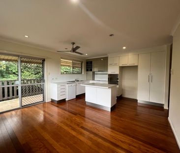 Spacious home in great location - Photo 2