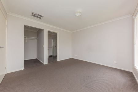 Modern & Stylish Four bedroom property in "Edenbrook", Pakenham - Photo 5