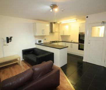 6 bedroom townhouse to rent - Photo 2