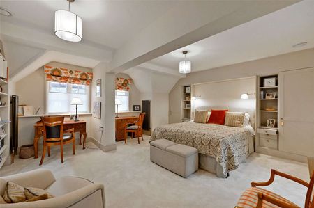 Elegant mid-terrace first and second floor maisonette in central Windsor with private ground floor entrance. - Photo 2