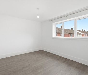 4 bedroom semi-detached house to rent - Photo 4