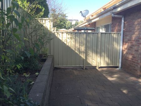 Central East Location - Just 2 Blocks to the CBD - Photo 2