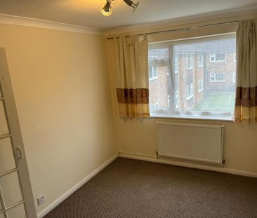 2 bed flat to rent in Kingsfield Road, Oxhey, WD19 - Photo 1