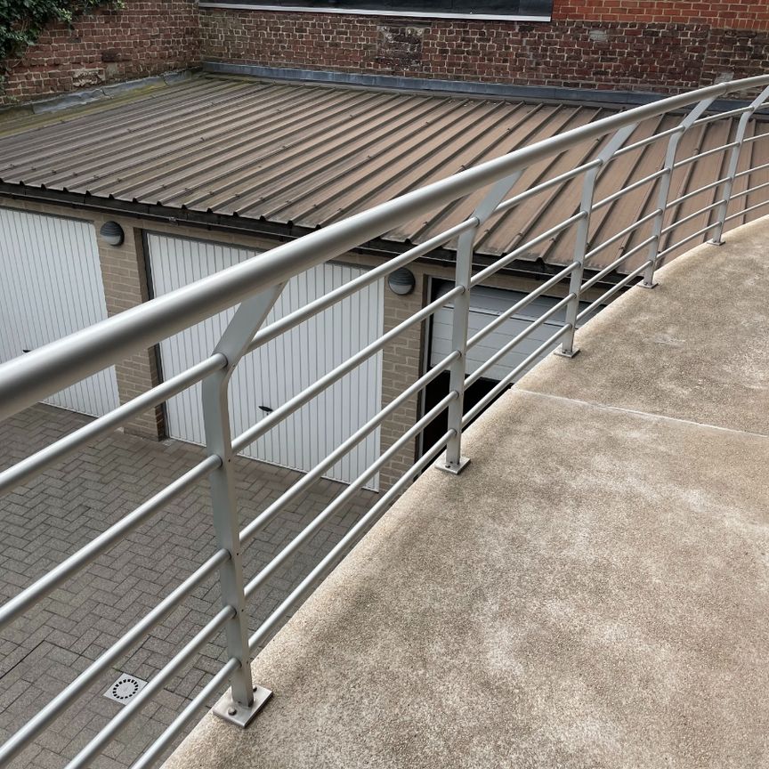 ruim instapklaar twee slaapkamer appartement met groot zongericht terras & gelijkvloerse garage - Photo 1