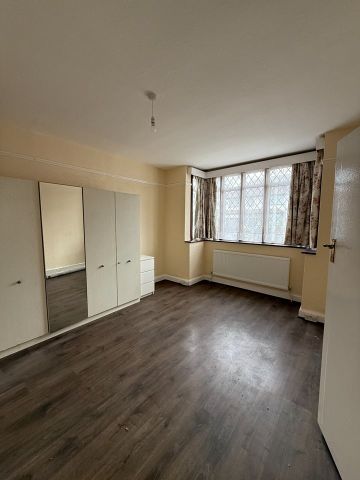 4 Bed Semi-Detached House, St. Johns Road, IG2 - Photo 4