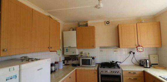 OX Living is proud to present this high-quality 5-bedroom co-living property, perfect for working professionals. Room 2 - Photo 2