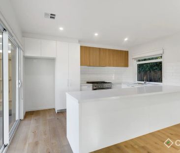 “SEASPRAY 3 Bed, 3 Bath, Balcony” - Photo 2