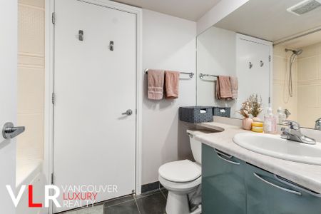 Condo in Downtown Vancouver, BC - Photo 3
