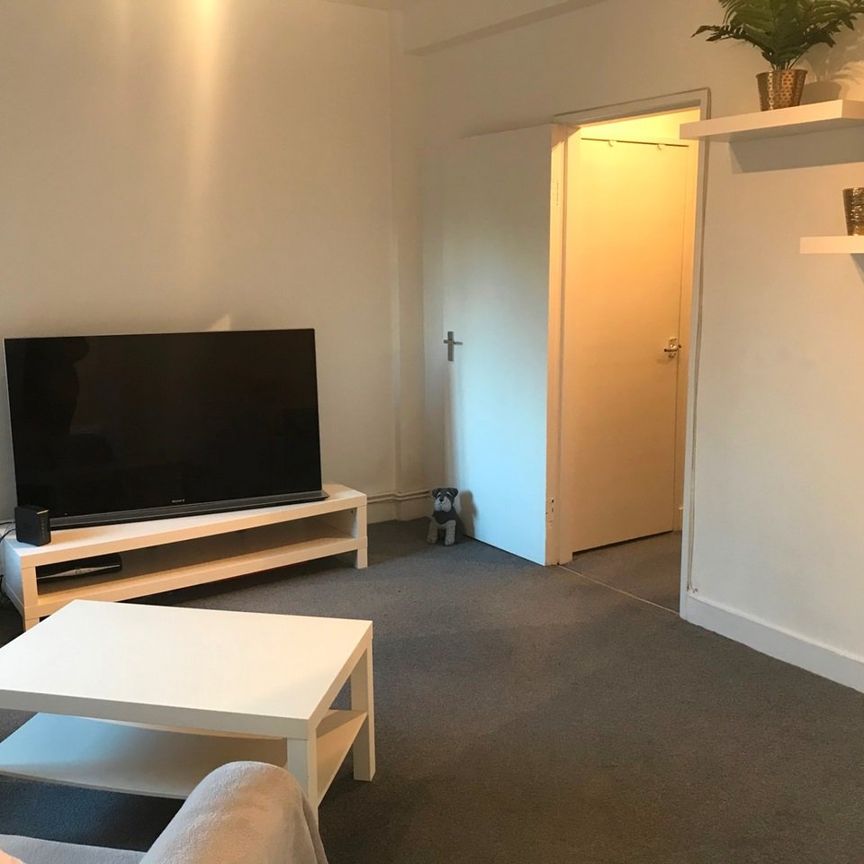 2 Bed Flat, Kingsbridge Avenue, W3 - Photo 1