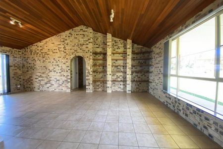 Large Family Home - Ample Shedding! - Photo 2