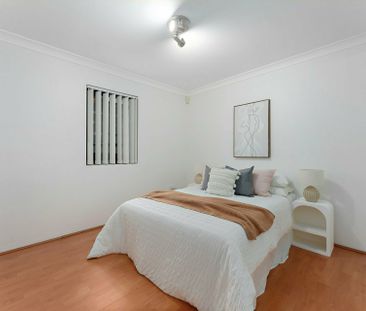 Spacious 3 Bedroom Courtyard Apartment! - Photo 3