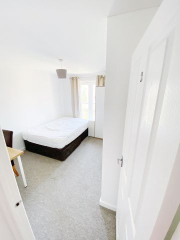 4 Bed Semi-Detached House, James Counsell Way, BS34 - Photo 5