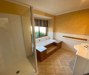 This appealing, sun-filled home features a bright open-plan kitchen... - Photo 4