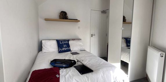 Lovely room available in a professional house share Room 5 - Photo 2