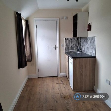 Studio to rent - Photo 3