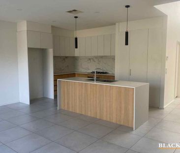 CENTRAL FOUR BEDROOM TOWNHOUSE - Photo 3