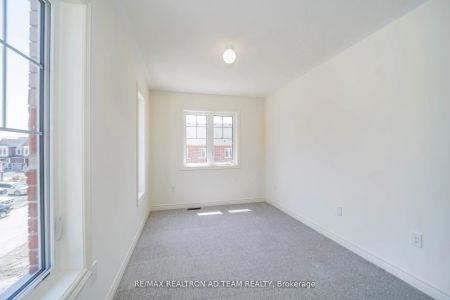 Condo Townhouse For Lease | E9014239 - Photo 3