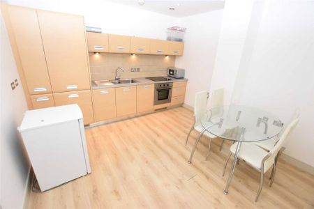 2 bedroom flat to rent - Photo 4