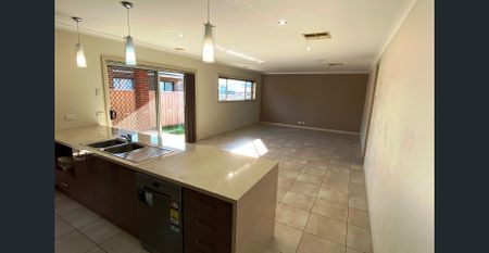 Sleek and Stylish - Photo 3