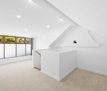 Renovated 3 Bedroom Terrace with Attic – Prime City Location - Photo 2