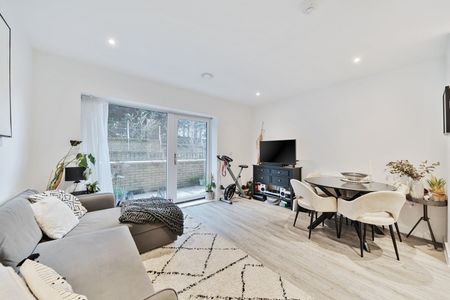 Flat to rent - Brumwell Avenue, London, SE18 - Photo 2