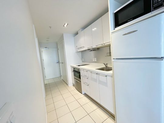 Cozy one bedroom Hobson St apartment with one carpark - Photo 1