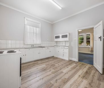 Spacious, Freshly Painted, Shopping Nearby! - Photo 3