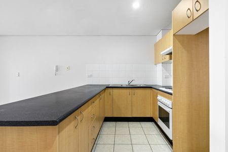 Light Filled 2 Bedroom Unit - Photo 2