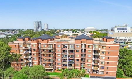 Spacious Ground Floor Apartment with Huge Covered Courtyard! Walk to Station, Shops & CBD! - Photo 5
